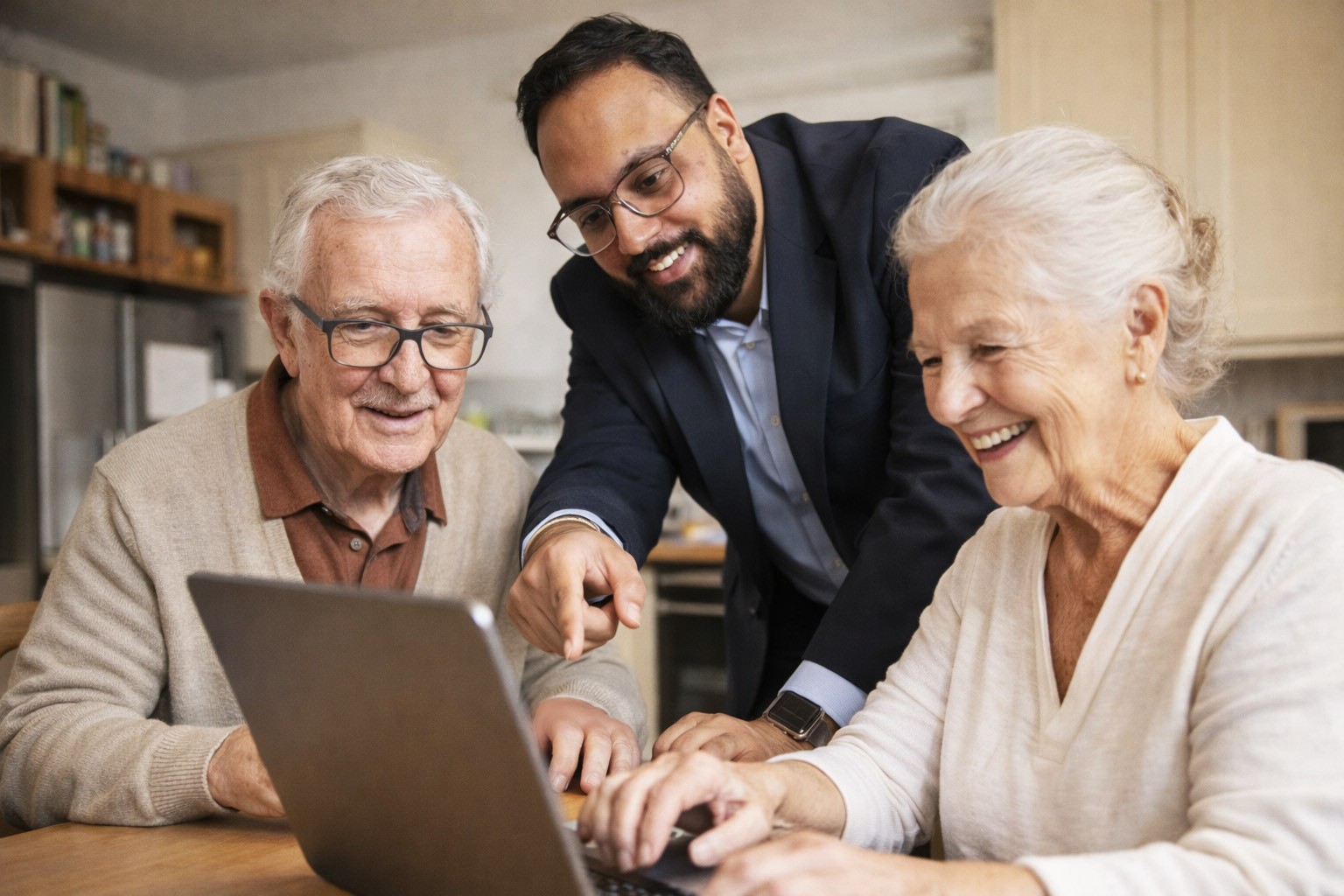 Senior erhält persönliche Computerhilfe in Grevenbroich